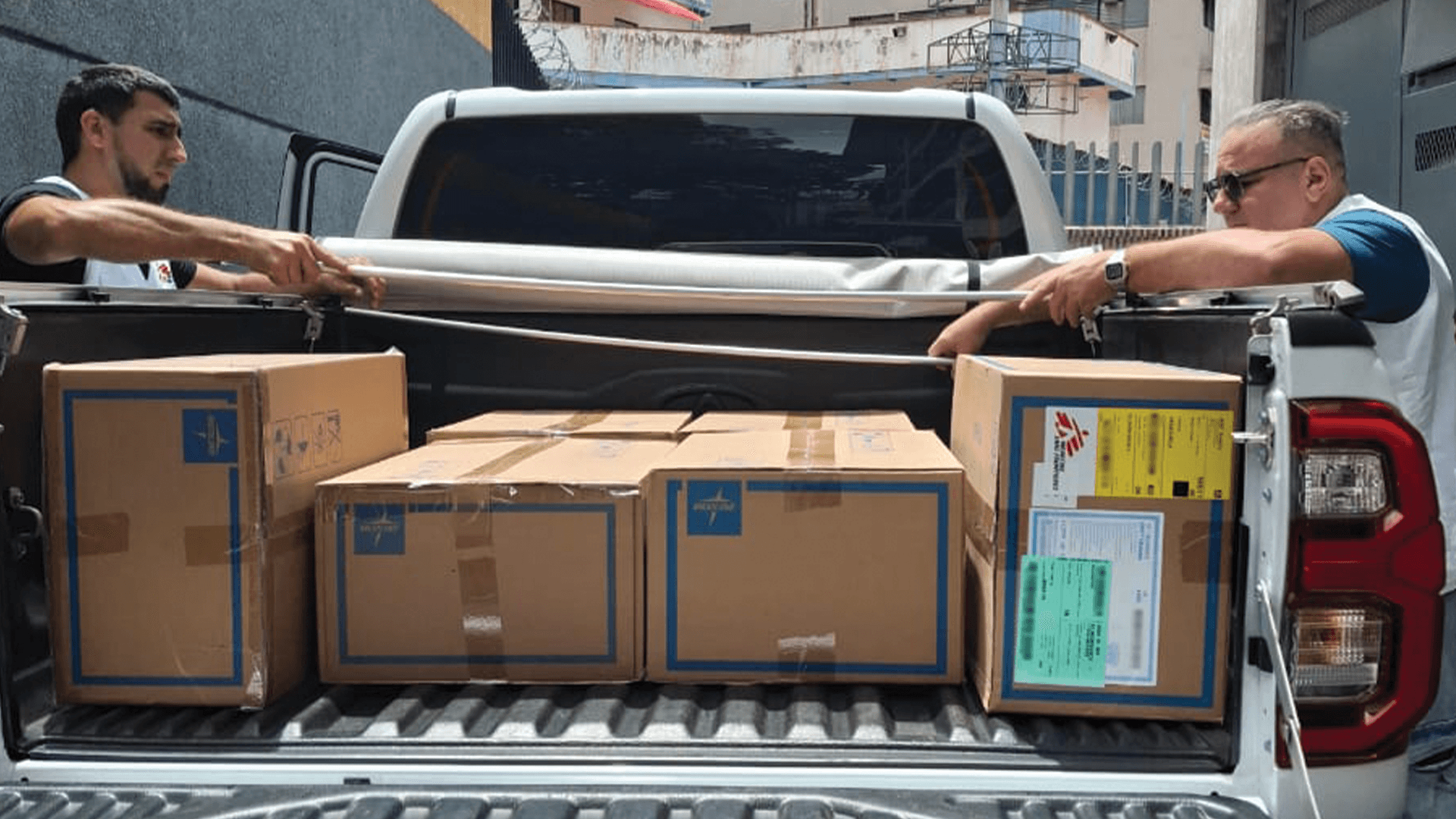 MSF staffers delivered initial donation of emergency trauma kits (covering approximately 200 patients)  to José María Vargas Hospital in La Guaira.