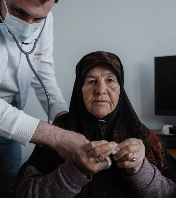 Medecins Sans Frontieres/ Doctors staff examines a woman, Hajje Zaynab, from Lebanon.