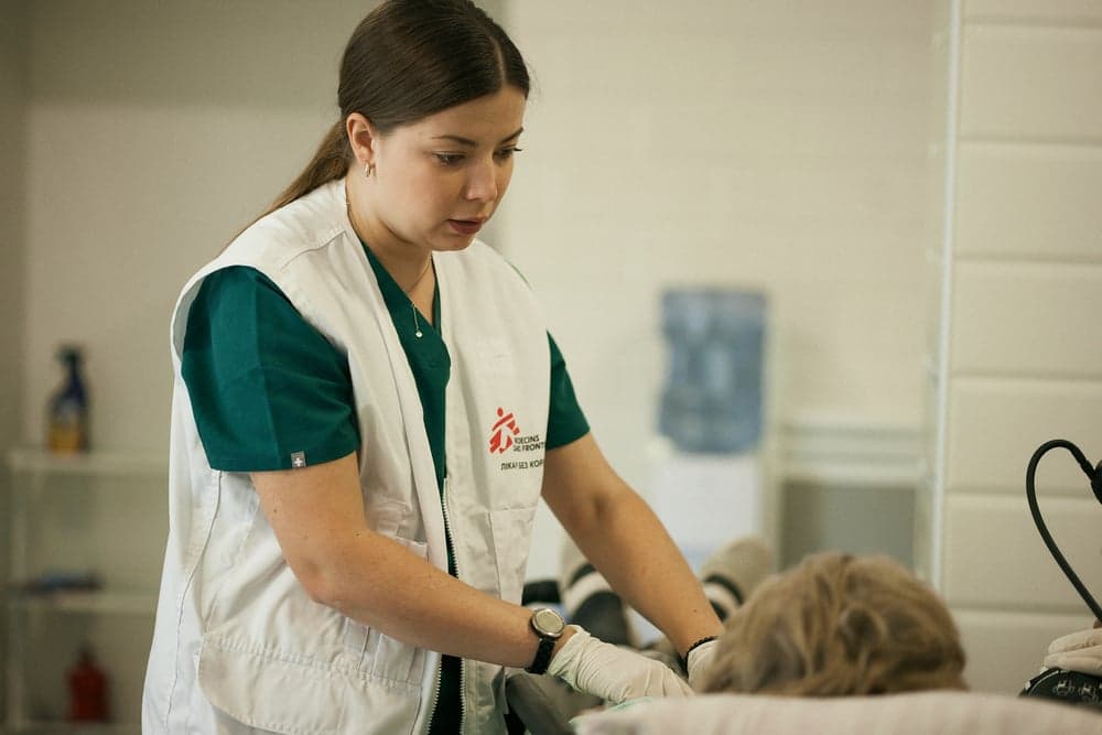 Doctors Without Borders/Médecins Sans Frontières (MSF) emergency doctor examines patient.
